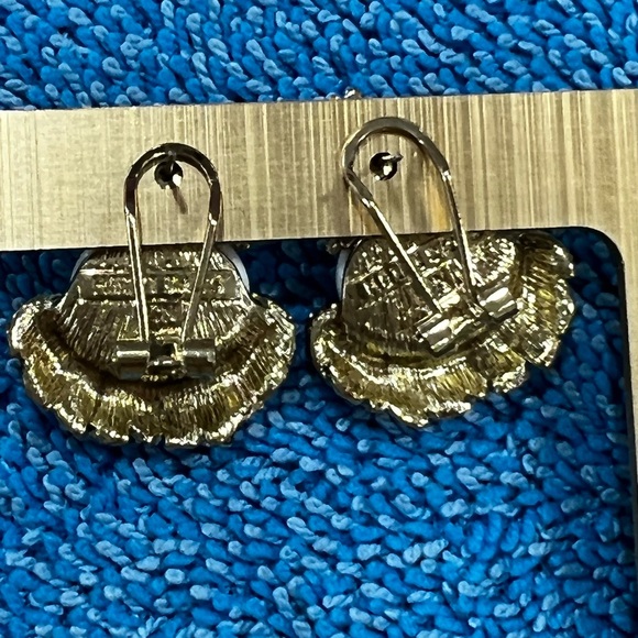 Heidi Daus 🆕 Chicken 🐔 omega pierced earrings - Picture 5 of 5